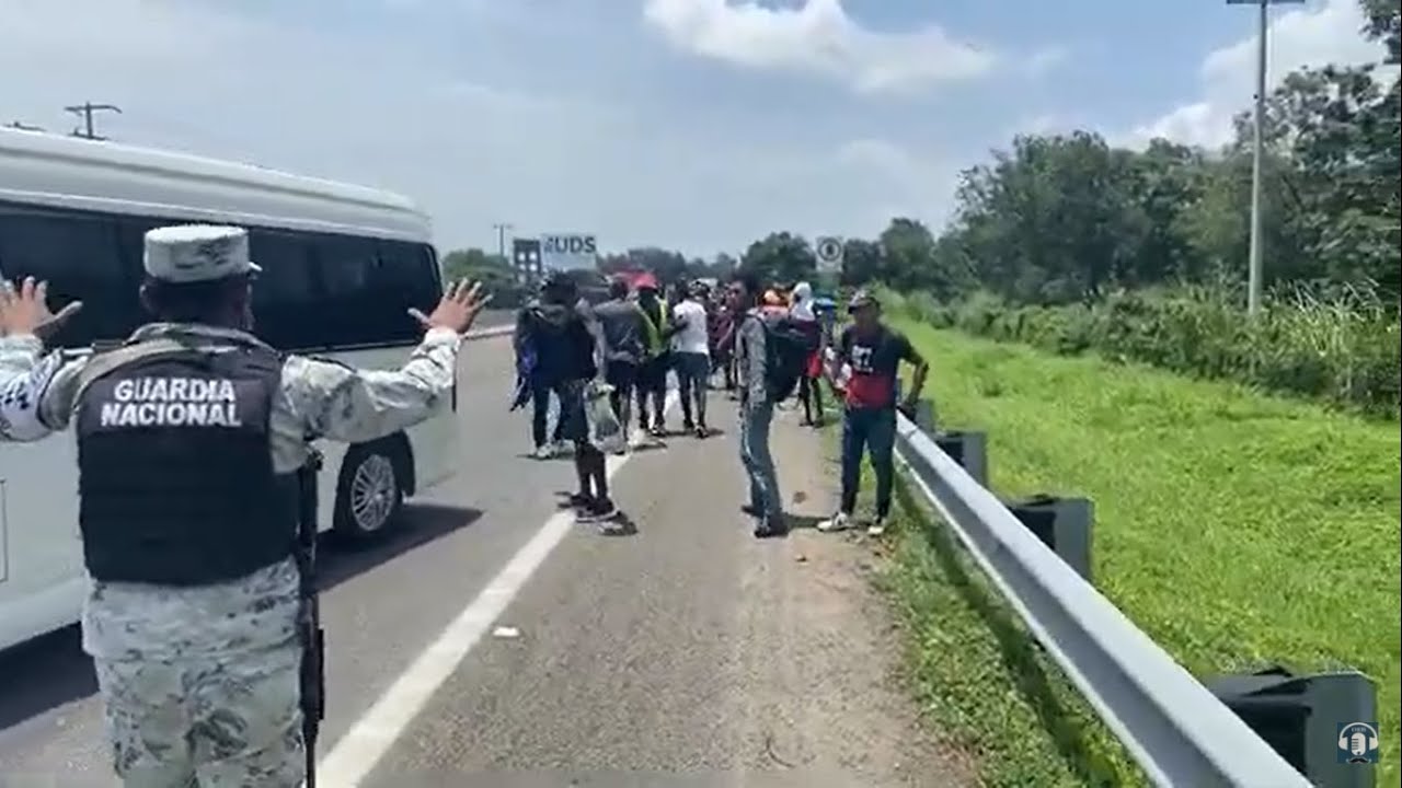 FULL video, Migrants attack Mexico BP- Migrantes, atacan a agentes del INM Vid #3